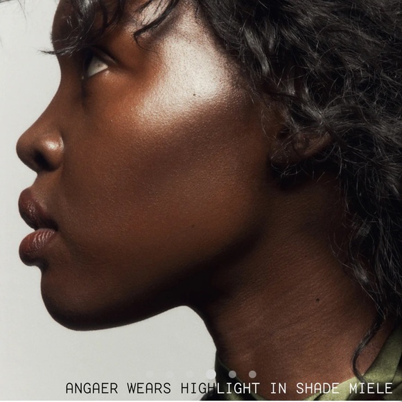 19/99 highlight cream stick in Miele. Creamy golden highlighter. shimmering glow - Picture 4 of 11